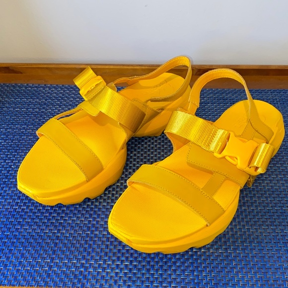 Sorel Women's Kinetic Impact Sling Sandal sz 8 Electric Mango NWOT Retired - Picture 1 of 4